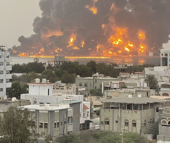 شاهد … مفتي الديار اليمنية الجنوبية “عمر بن حفيظ” يدين العدوان الصهيوني على محافظة الحديدة ( فيديو )