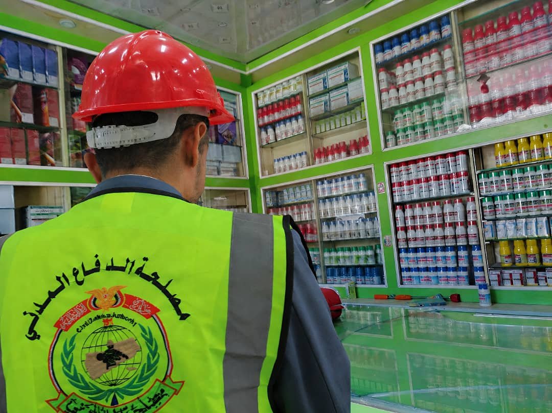 الدفاع المدني ينفذ حملة ميدانية لإشعار تجار المبيدات الزراعية بإخلاء مخازنهم من الأحياء السكنية في أمانة العاصمة ويمنحهم مهلة 30 يوماً لتنفيذ التعليمات
